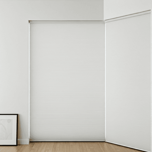 Houten jaloezieën in een lichte woonkamer
